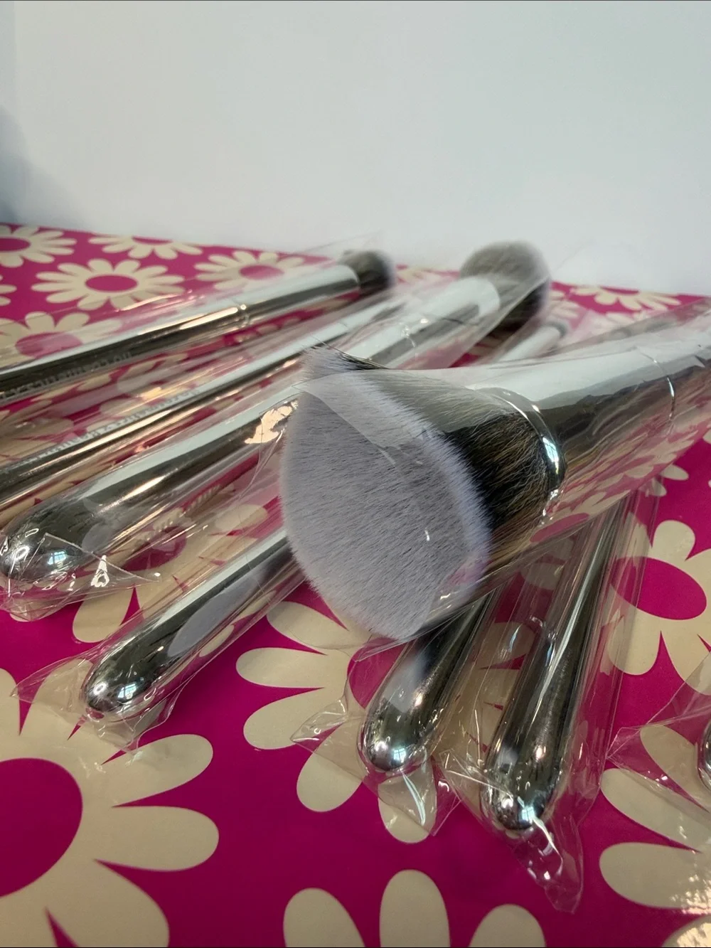 ILO Cosmetics 8 Piece Silver Makeup Brush Set & Matching‎ Glitter Pouch